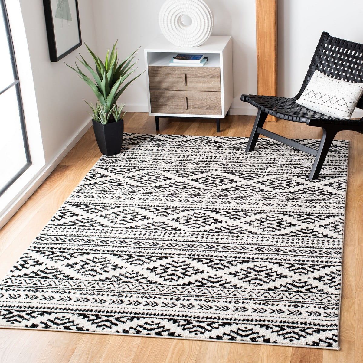 SAFAVIEH Tulum Lakisha Distressed Southwestern Area Rug, 6' x 9', Ivory/Black