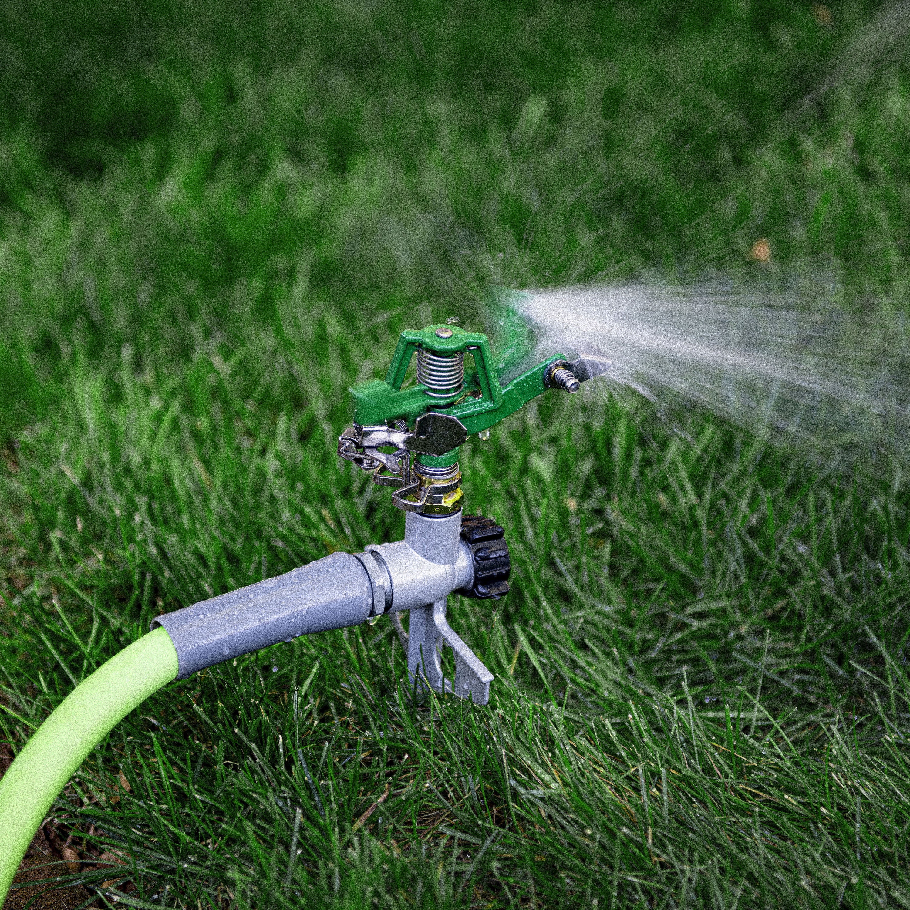 Expert Gardener 5600 Sq ft Pulsating Spike Lawn Sprinkler