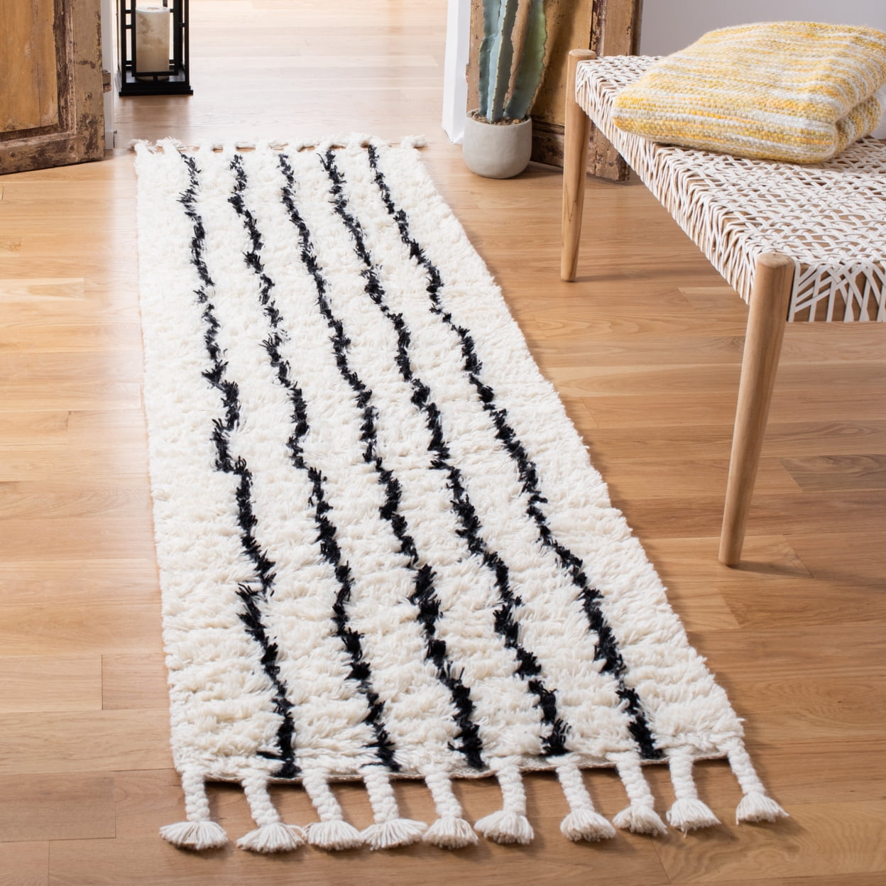 SAFAVIEH Casablanca Winifred Striped Wool Shag Area Rug, Black/Ivory, 4' x 6'