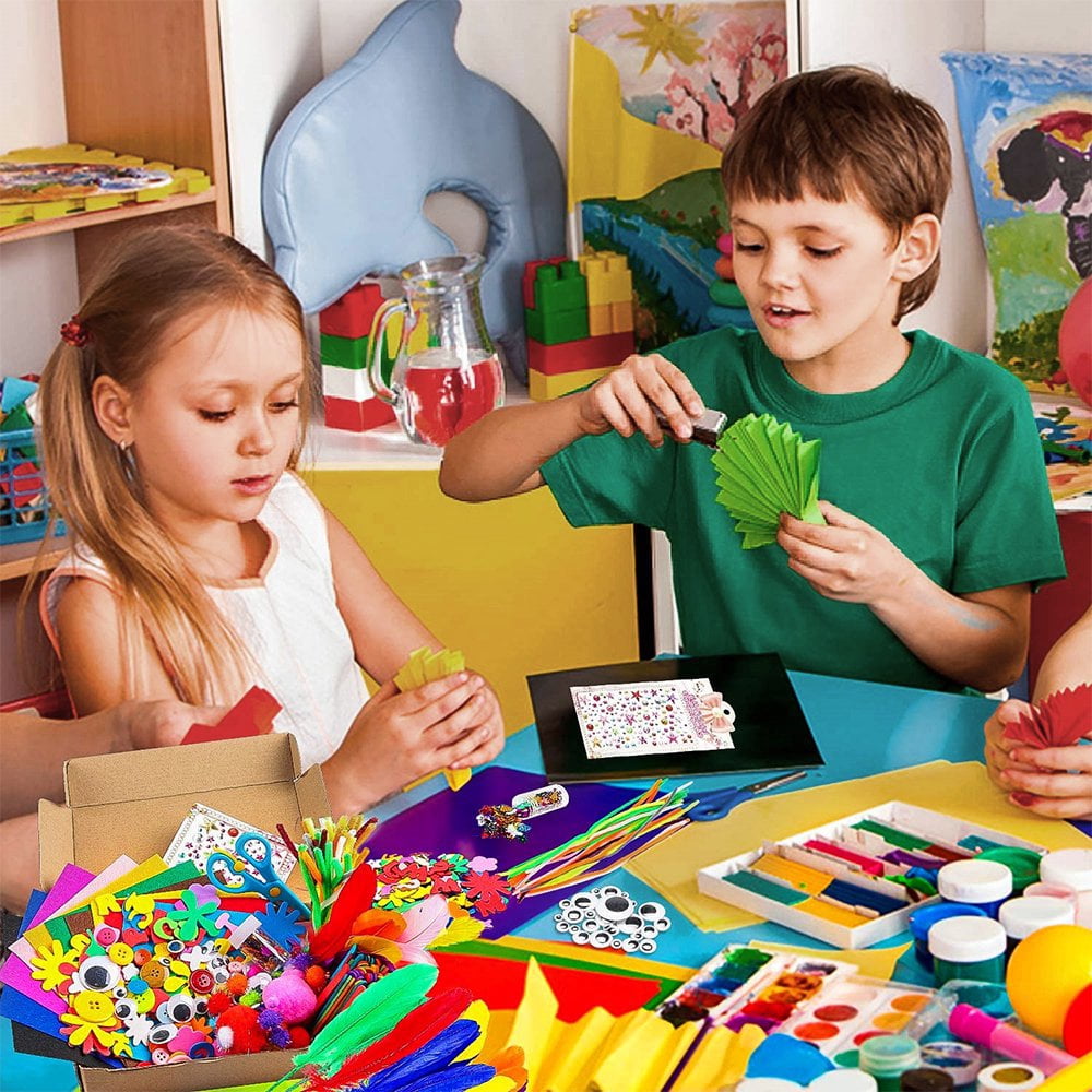 CNKOO 250 Pcs Kit d'Art DIY pour Enfants avec Fil Chenille Cure-Pipes Pompons Bâtons de Crème Glacée Plumes Colorées Boutons en Carton Pompons Bricolages pour Enfants DIY