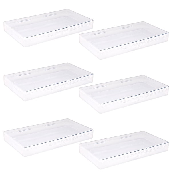 cajas de plástico para guardar maquillaje, artículos diversos y fotos.