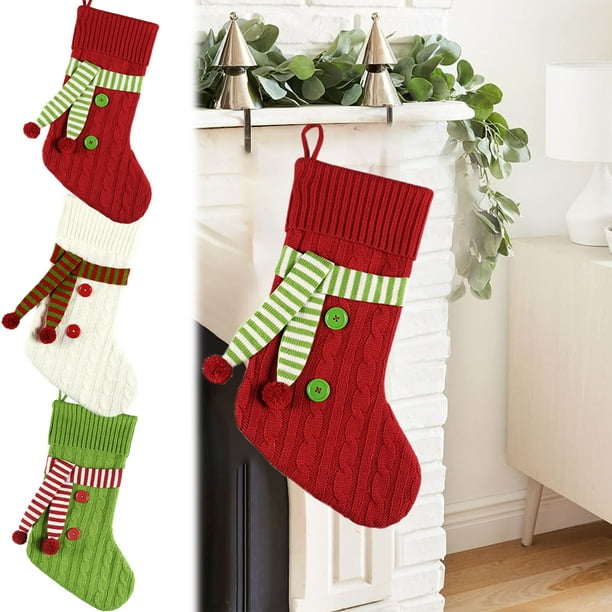 Media navideña de punto de 18 pulgadas con diseño de delantal - Carta bordada en rojo y blanco, bolsillos para regalos, decoración de chimenea y árbol