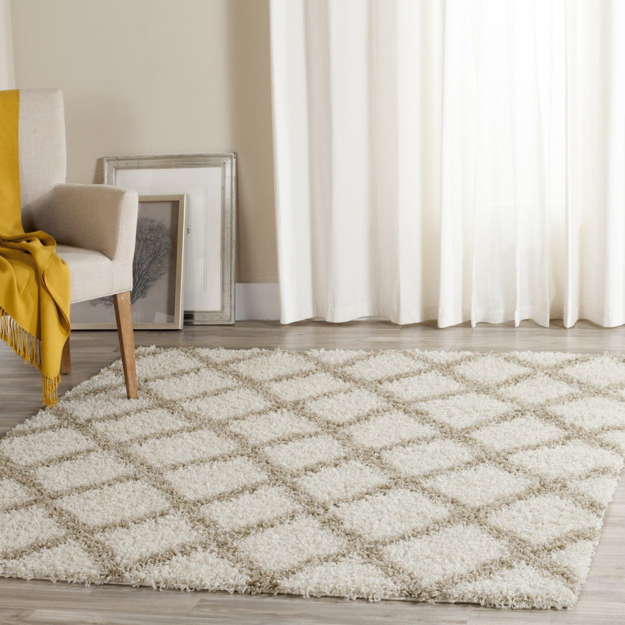 SAFAVIEH Dallas Jerrie Geometric Shag Area Rug, Ivory/Beige, 6' x 6' Round