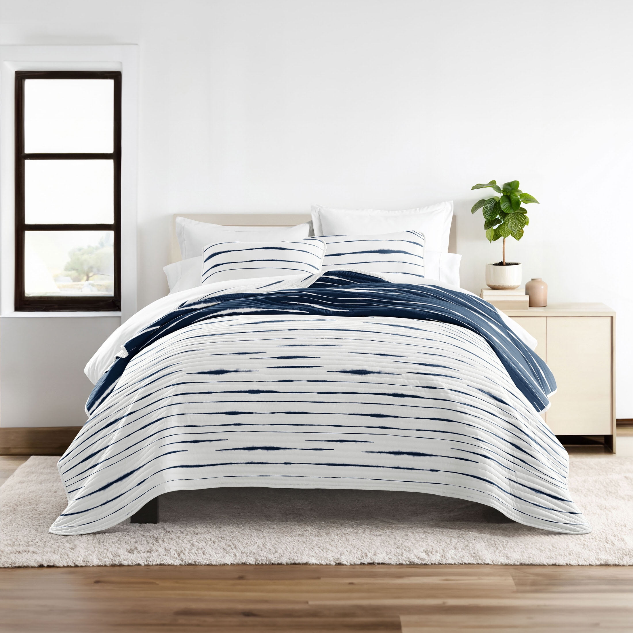 Lightweight Reversible Quilt Sets in Navy Horizon Patterned Coverlet for King/Cal King Size Beds by Comfort Canopy
