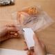 thumbnail image 2 of Mini sellador de alimentos al vacío para bolsas y recipientes para refrigerios Sellador de bolsas de plástico portátil compacto, 2 of 8
