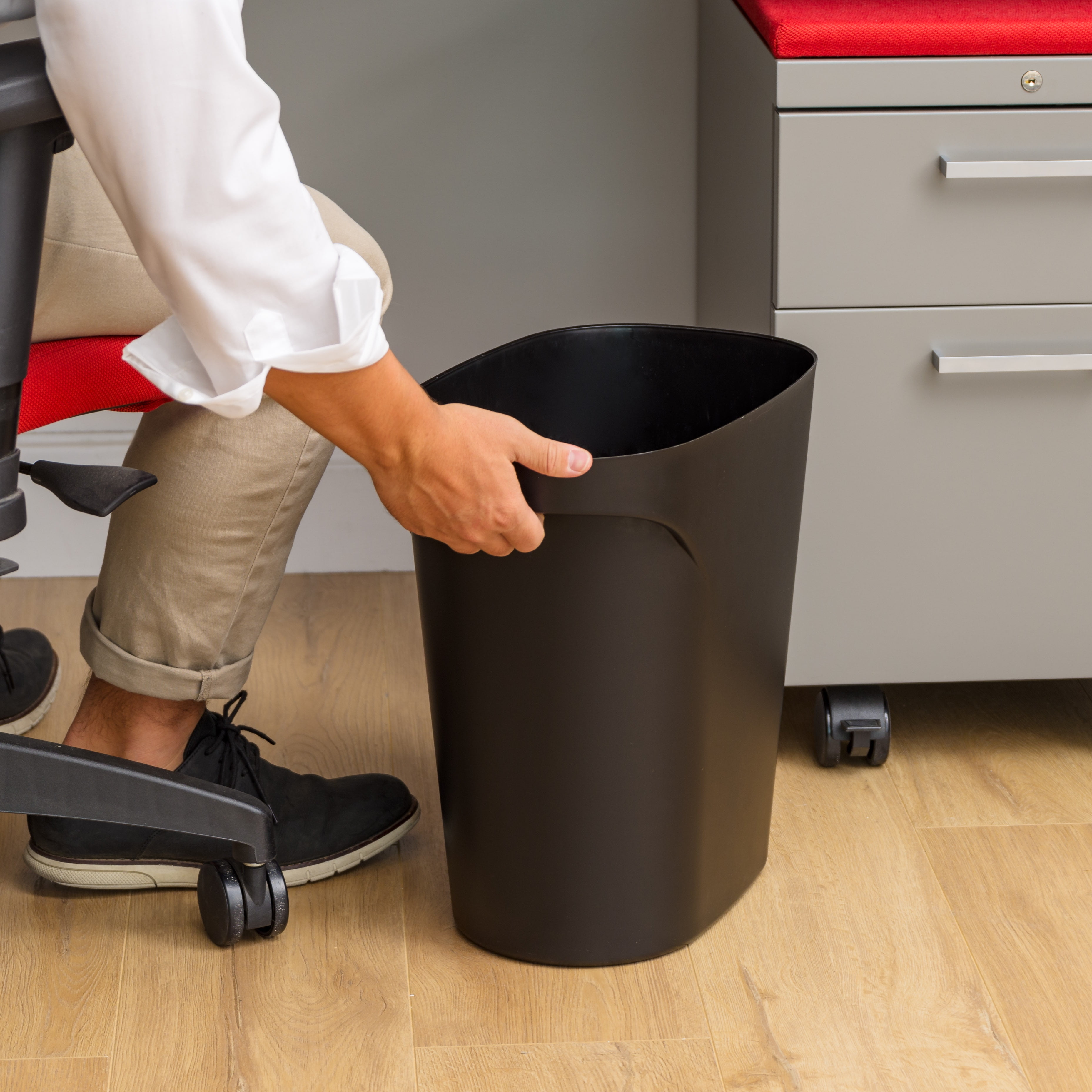 IRIS 6 Gal / 24 Qt Plastic Wastebasket Trash Cans for Home, Office, Bedroom, Bathroom, Black