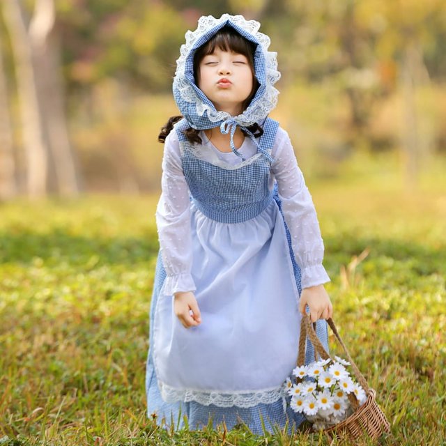 Fotografía pastoral de niña de granja con cuadros azules, traje para padres e hijos