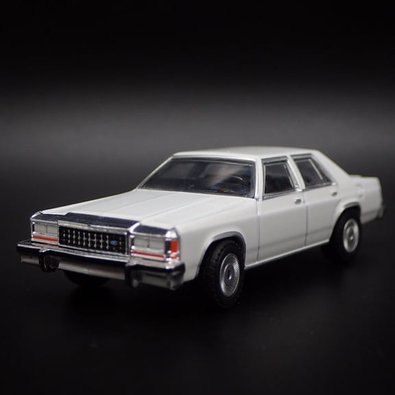 Open Box 1980-1991 FORD LTD CROWN VICTORIA WHITE 1:64 SCALE COLLECTIBLE DIORAMA MODEL CAR
