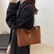 thumbnail image 3 of Bolso de hombro con cadena de estilo retro para mujer, nueva colección de invierno 2025, moderno bolso tipo bandolera y tote para mujer., 3 of 10