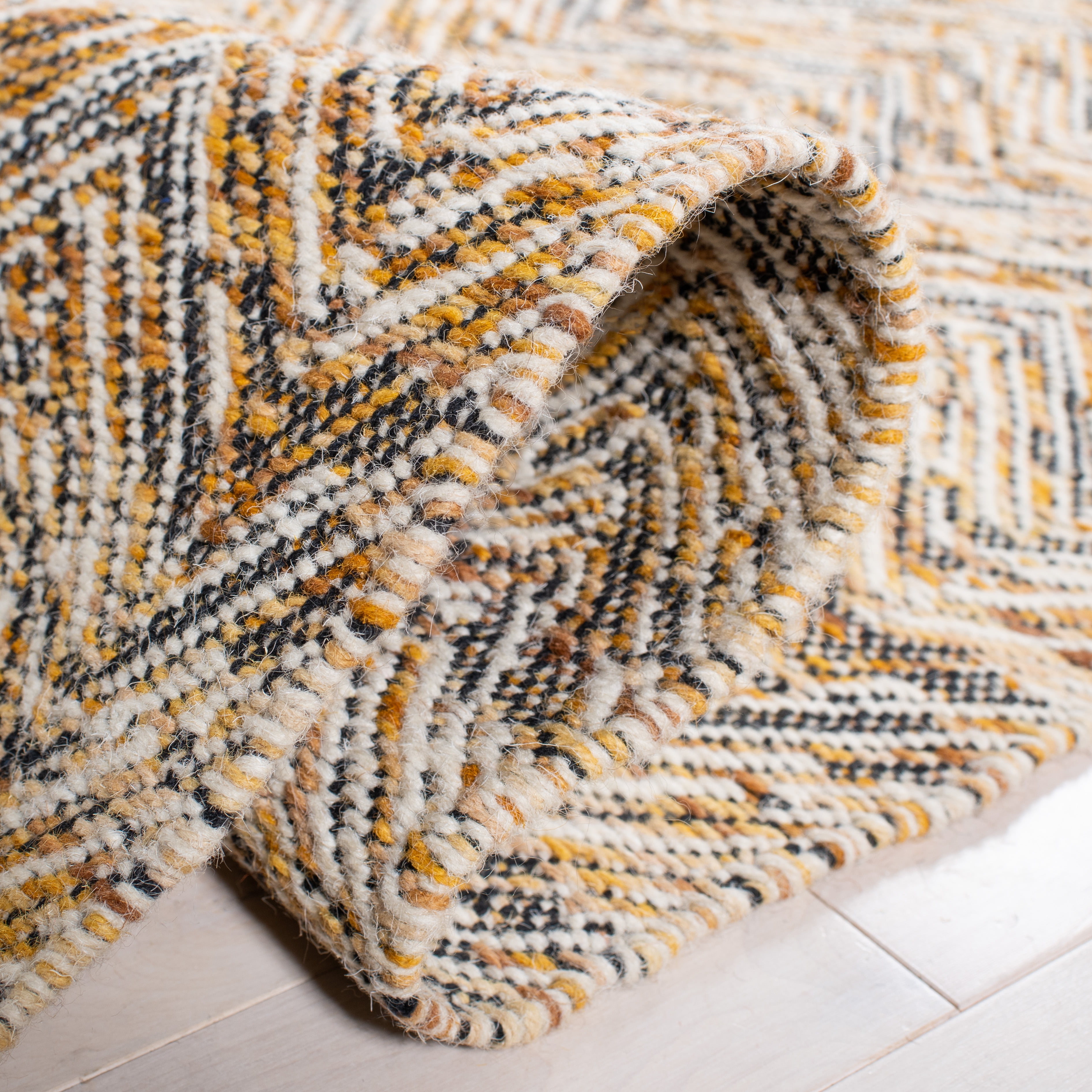 SAFAVIEH Kilim Torma Zig Zag Wool Area Rug, Gold/Black, 6' x 6' Round