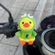 thumbnail image 5 of Pequeño León coche eléctrico pequeños adornos accesorios de motocicleta lindo colgante casco de motocicleta estatuilla Universal 6,5*7*12,5 cm, 5 of 5