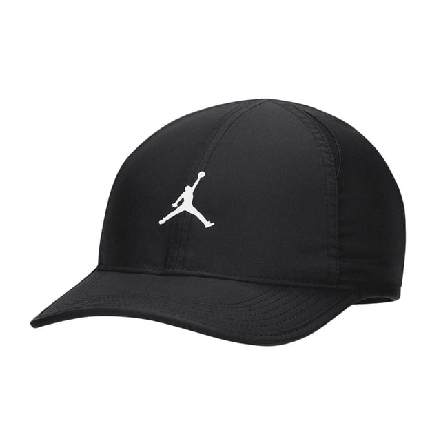 gorra jordan dri-fit club fn4675 010 unisex negro Vista frontal 3/4 centrada de gorra Jordan Dri-FIT Club negra con logo Jumpman blanco bordado, tejido woven ligero y transpirable, visera curvada y cierre trasero ajustable por correa; accesorio deportivo y casual a menudo usado para viajes cortos.