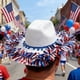 thumbnail image 1 of Sombrero de Vaquero Patriótico Americano para Fiestas Del Día de La Independencia: Accesorio Fotogénico Adornado con Rayas Metálicas para Desfiles, Reuniones Familiares y Celebraciones Al Aire Libre., 1 of 6
