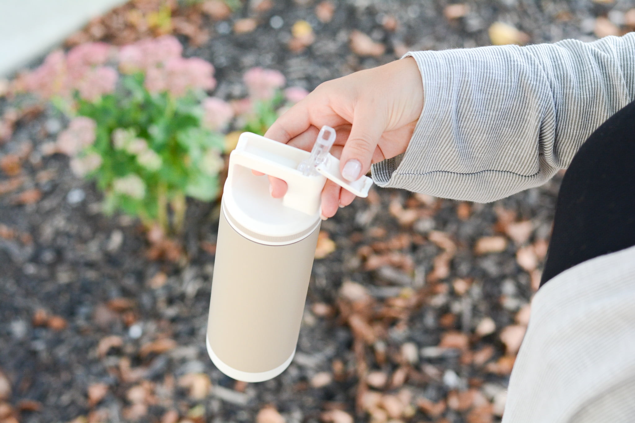 GROSCHE ALPINE Flip 'N Sip Insulated Water Bottle With Straw - 20oz, Sand Beige