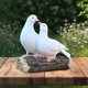 thumbnail image 1 of Estatua de pareja de palomas sobre un tocón de , adorno de pájaro para jardín, decoración artística, artesanía de resina única para sala de estar, 1 of 8