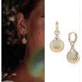 thumbnail image 3 of Aros colgantes de oro para mujer, estilo bohemio, de playa, sencillos y delicados, rellenos de oro de 14 k, con forma de concha, código de producto 67775, con forma de concha, 3 of 5