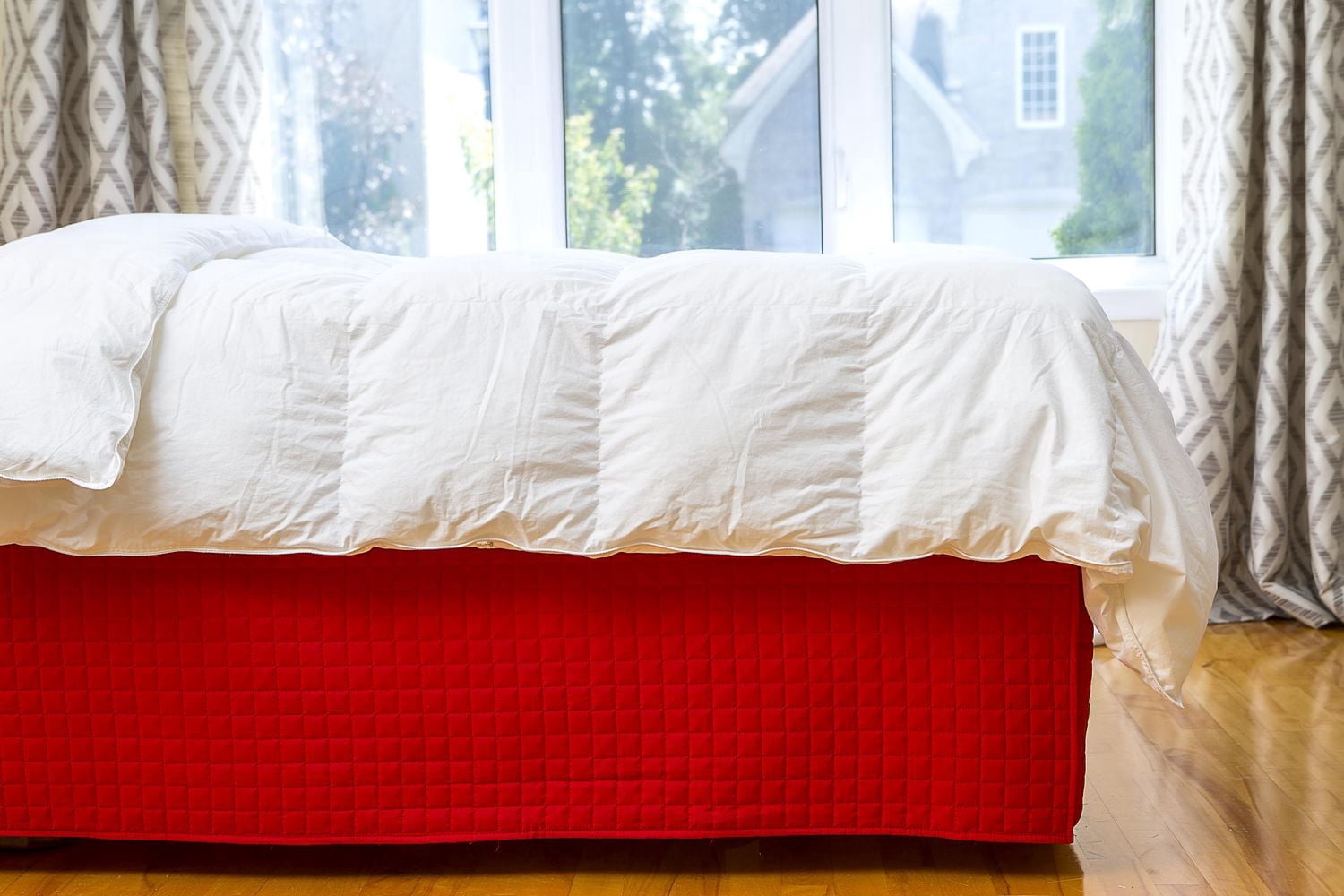 Jupe de lit grand Grid de Gouchee Home – Jupe de lit matelassée rouge, microfibre douce brossée, 60 x 80 x 14 po, lavable en machine