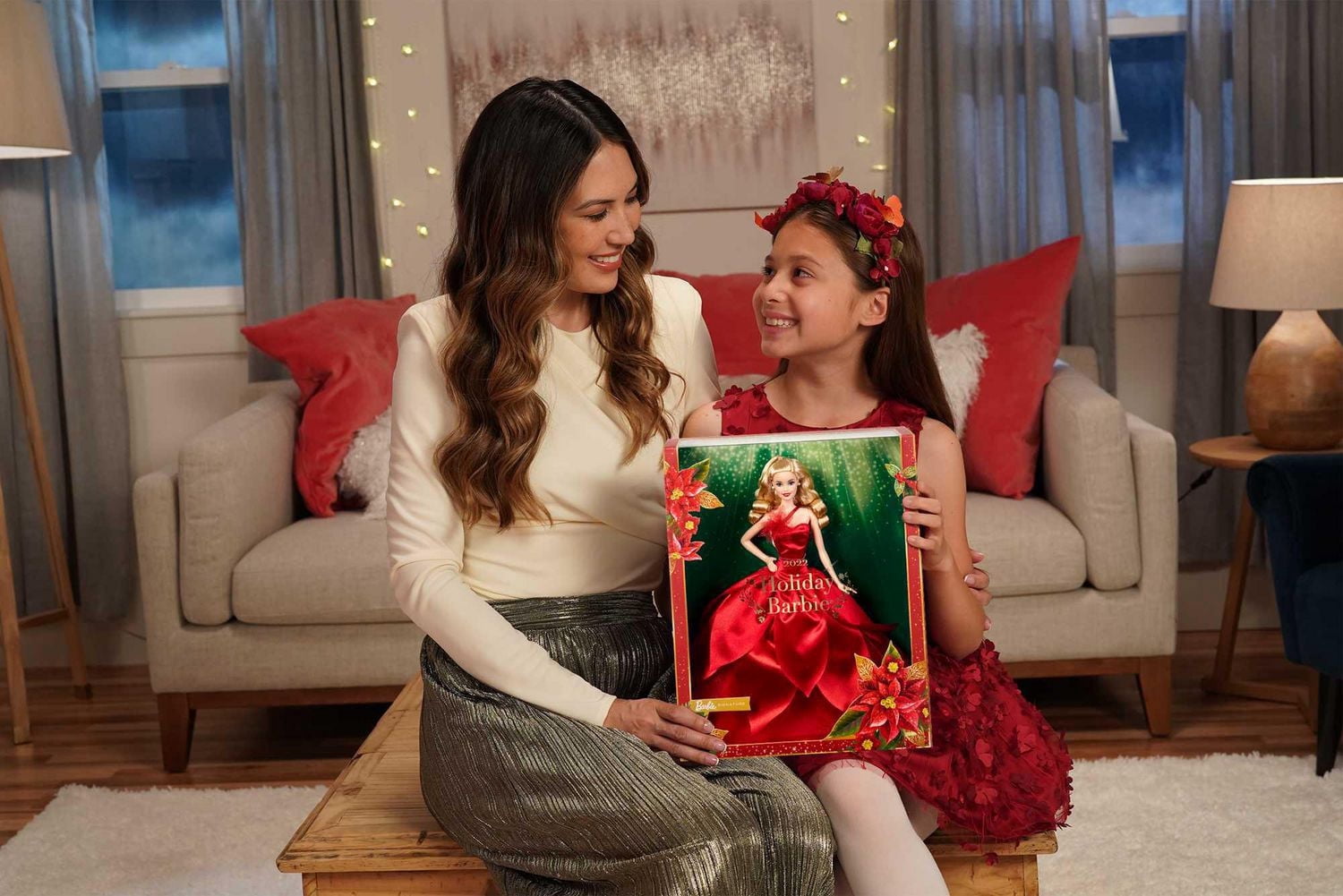 Poupée ​Barbie Joyeux Noël 2022 Barbie Signature (cheveux blonds ondulés) avec support pour poupée