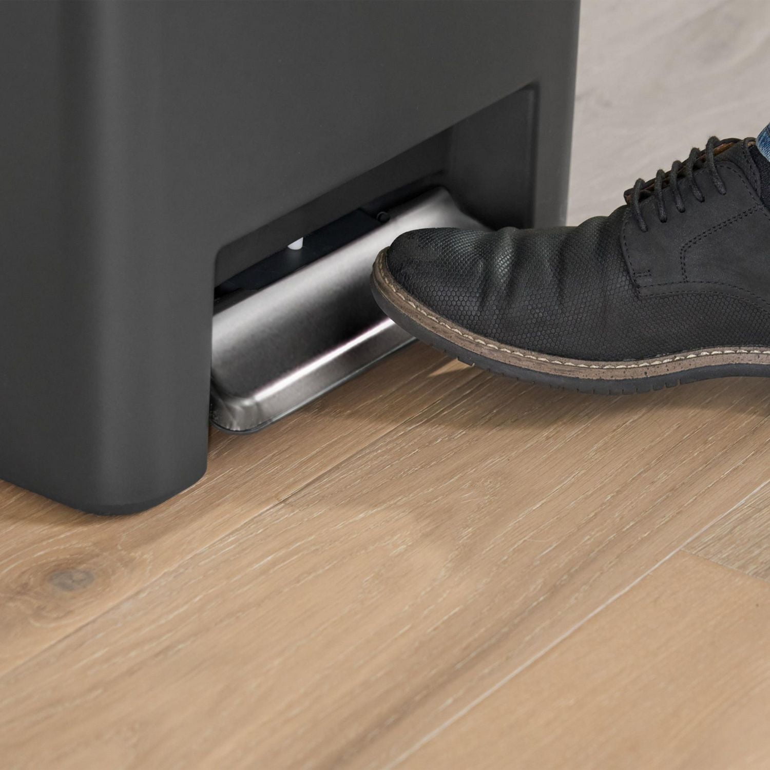 Rubbermaid 13 Gallon Step-On Kitchen Trash Can with Lid, Garbage Can, Charcoal Trash Container, 49 l