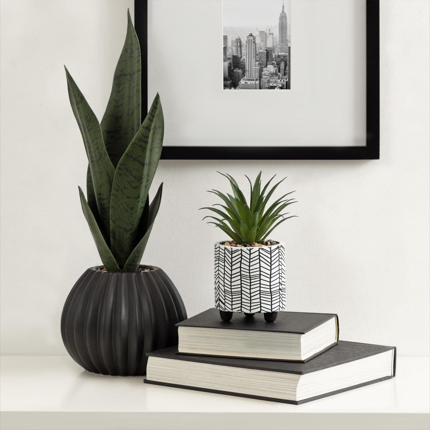 Plante grasse artificielle Gwinnett dans un pot avec chevrons de hometrends