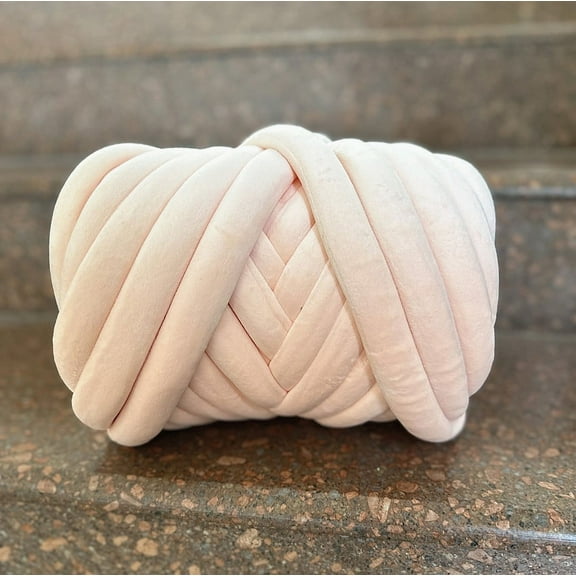 XmhyTop 500g Velvet Chunky Yarn Bulky Giant Arm Knitting Yarn, Super Soft Jumbo Tube Weight Yarn, Fluffy DIY Crochet Hand Making Washable Yarn for Blanket, Pet Bed, Rugs Pillow，Light Pink