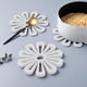 thumbnail image 1 of Esterilla de vajilla resistente al calor engrosada | Posavasus de plástico antideslizante en forma de flor | Portavasos aislante resistente para teteras, tazas y cuencos calientes | 15,8x15,8cm, 1 of 6