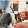 thumbnail image 3 of Smeg Cafetera espresso manual con varilla de vapor, 15 bares de presión, filtro porta de acero inoxidable, calentador de tazas pasivo, controles fáciles de usar y cuchara medidora fabricada en Italia, 3 of 5