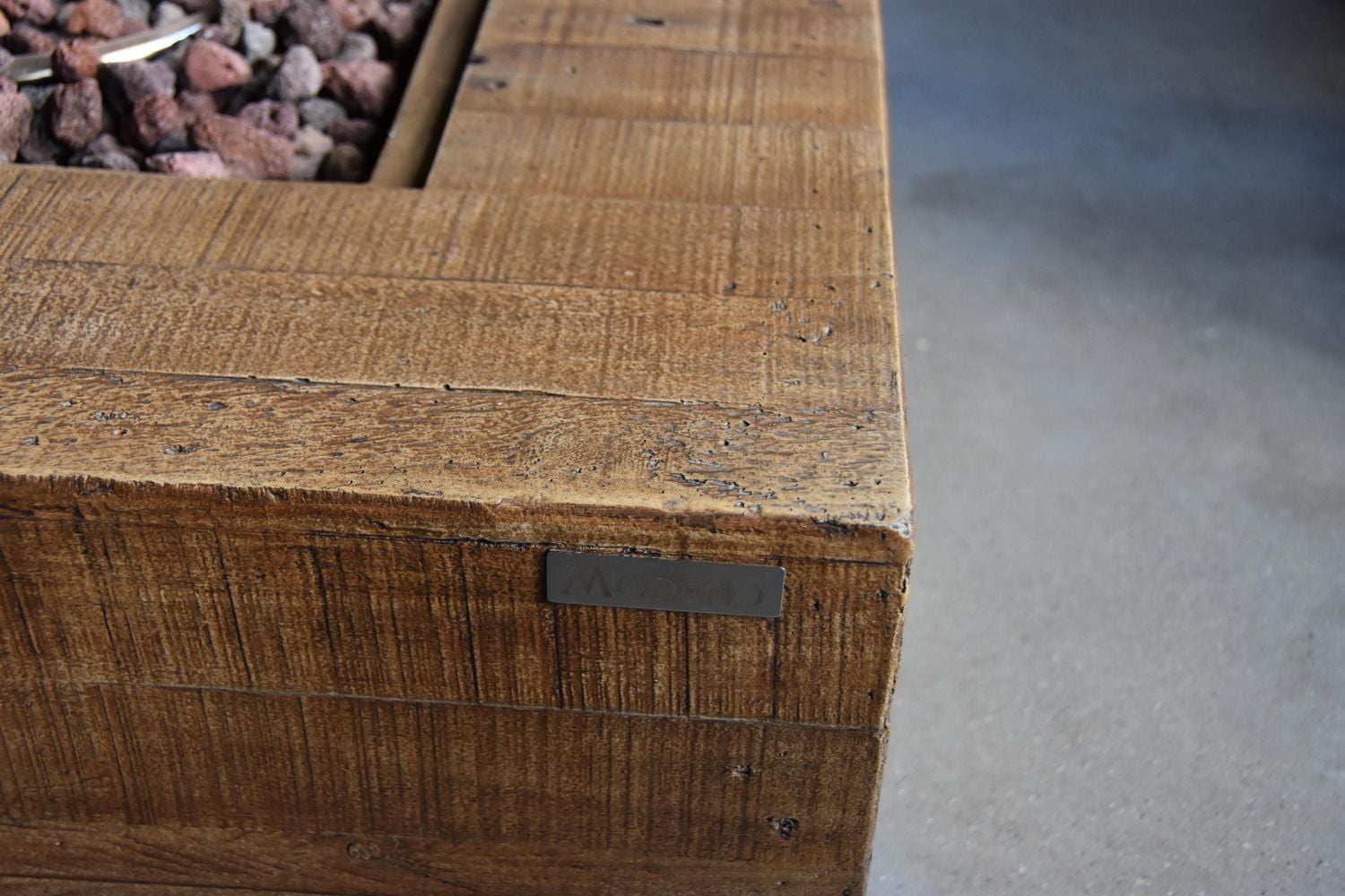 Table de feu Modeno Wilton Redwood – Béton renforcé de fibres de verre, propane liquide