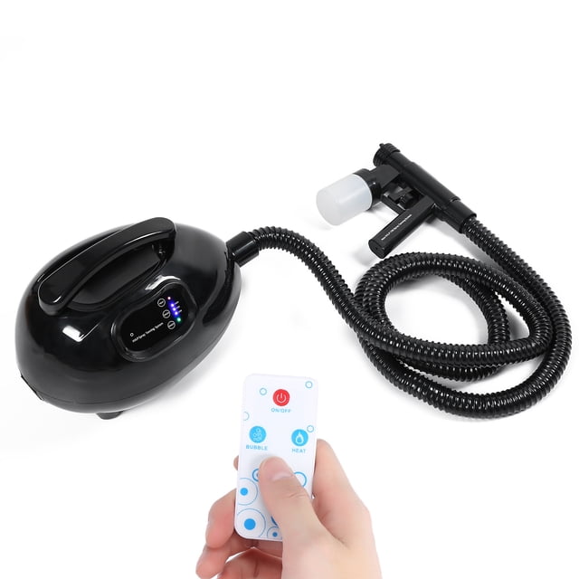 máquina de pulverización de bronceado de bronce, máquina de aerógrafo de bronceado en aerosol eléctrico profesional para el hogar, enchufe estadounidense de 110v unidad negra ovalada de ABS con panel LED y mango, manguera corrugada de aprox. 2.5 m conectada a pistola pulverizadora con taza de 100 ml según especificación; control remoto blanco de mano visible, ajuste de velocidad y aire caliente independiente para secado más rápido; también suele usarse para sesiones rápidas de maquillaje corporal.
