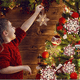 thumbnail image 4 of FloreceBien Adornos navideños colgantes de madera para decoración de la pared del hogar del árbol de Navidad, copo de nieve de Navidad, 4 of 5