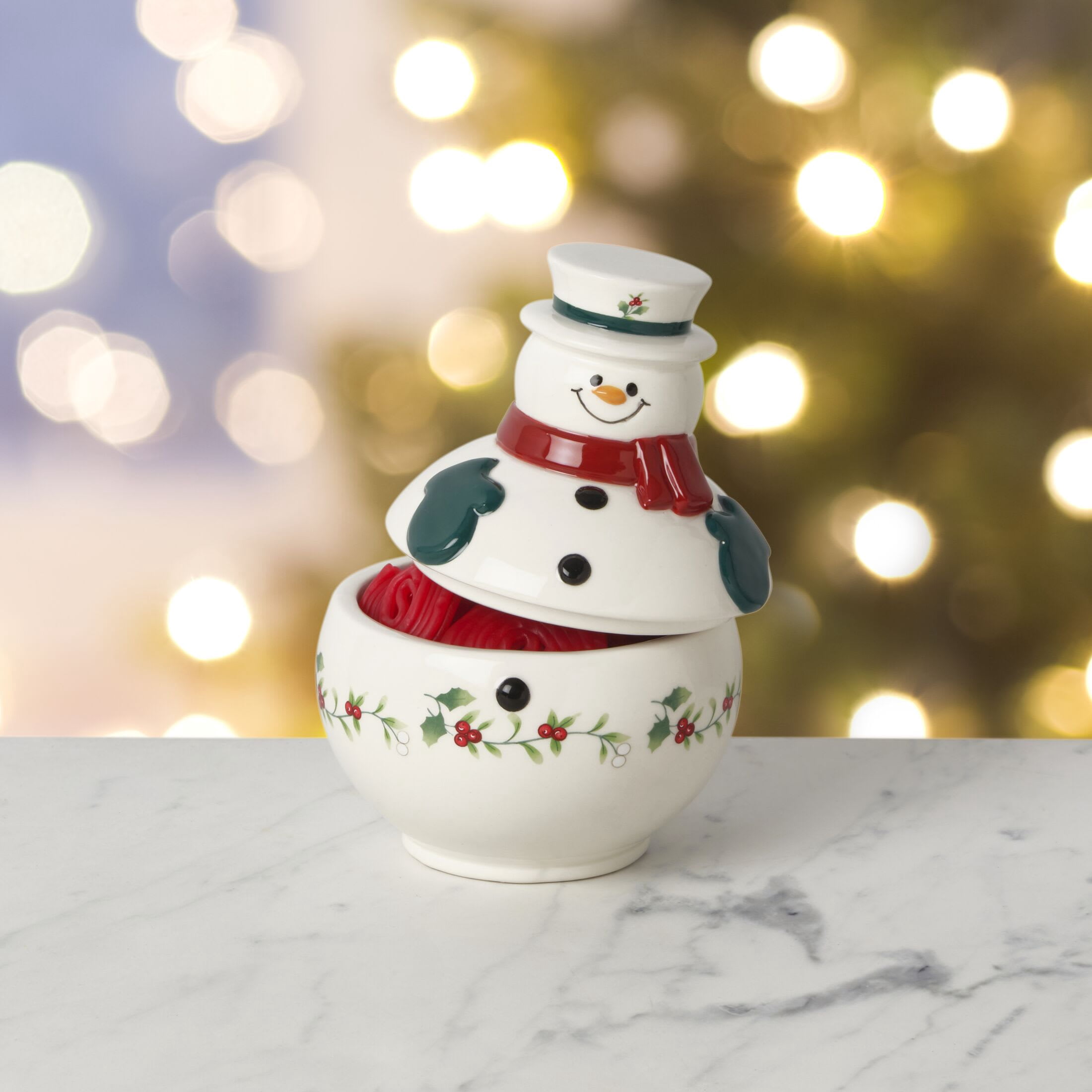 Pfaltzgraff Winterberry Dolomite 5 in Snowman Covered Serving Bowl