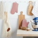 thumbnail image 2 of Juego de guantes de cocina KitchenAid, acanalados, de silicona suave, color rosa seca, 2 of 6