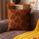 thumbnail image 5 of Cojín de Peluche con Hojas Tridimensionales Bordadas, Ideal para Halloween y Otoño. Decoración para El Sofá o La Sala de Estar Durante Las Fiestas de Acción de Gracias., 5 of 6
