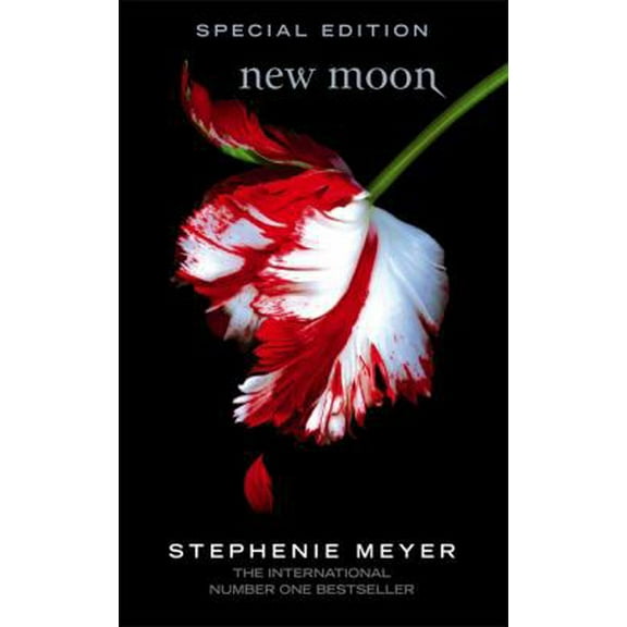Pre-Owned New Moon (Twilight Saga) (Paperback) 1905654359 9781905654352