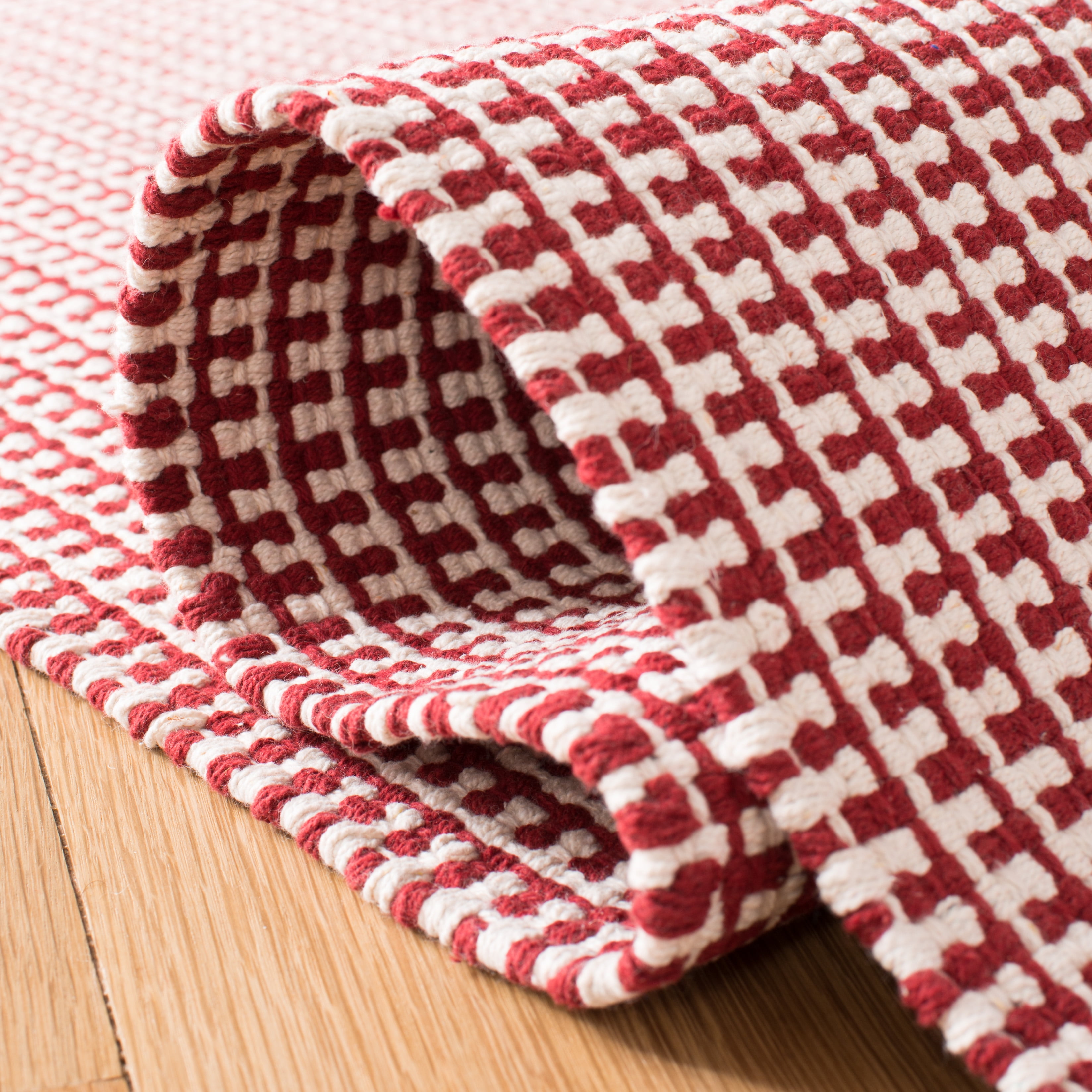 SAFAVIEH Montauk Patton Geometric Cotton Area Rug, Ivory/Red, 4' x 4' Round