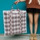 thumbnail image 5 of Bolsa de lavandería transpirable Dream Lifestyle de 65 cm x 55 cm x 30 cm con cremallera y asas, color verde, 5 of 8