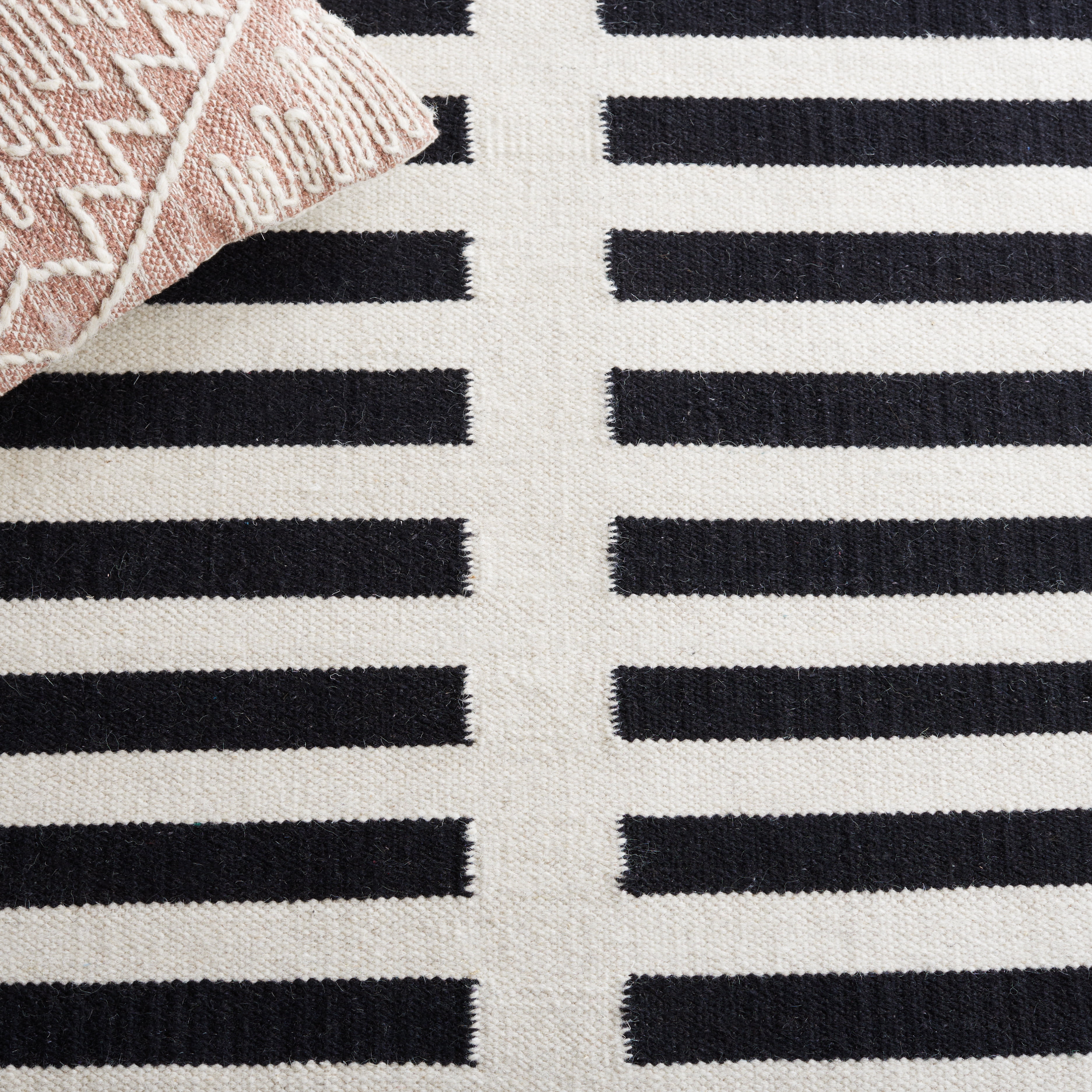 SAFAVIEH Striped Kilim Cady Striped Area Rug, Ivory/Black, 6' x 9'
