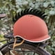 thumbnail image 3 of Parche decorativo personalizado y creativo para casco de motocicleta estilo retro, con diseño de cresta de gallo y tira para unión de cuernos (forma de arco negro)., 3 of 8