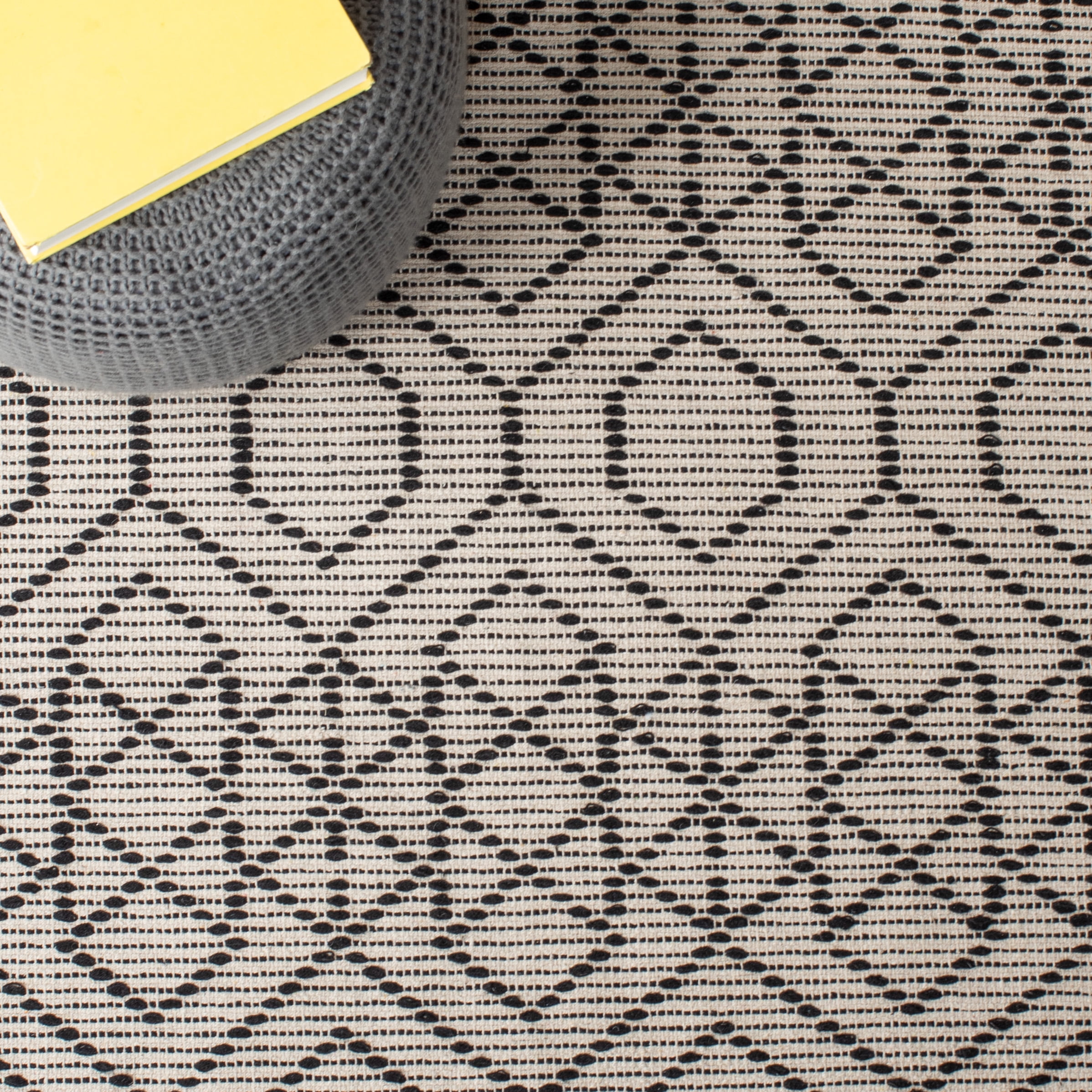 SAFAVIEH Montauk Lars Geometric Cotton Area Rug, Black/Beige, 3' x 5'