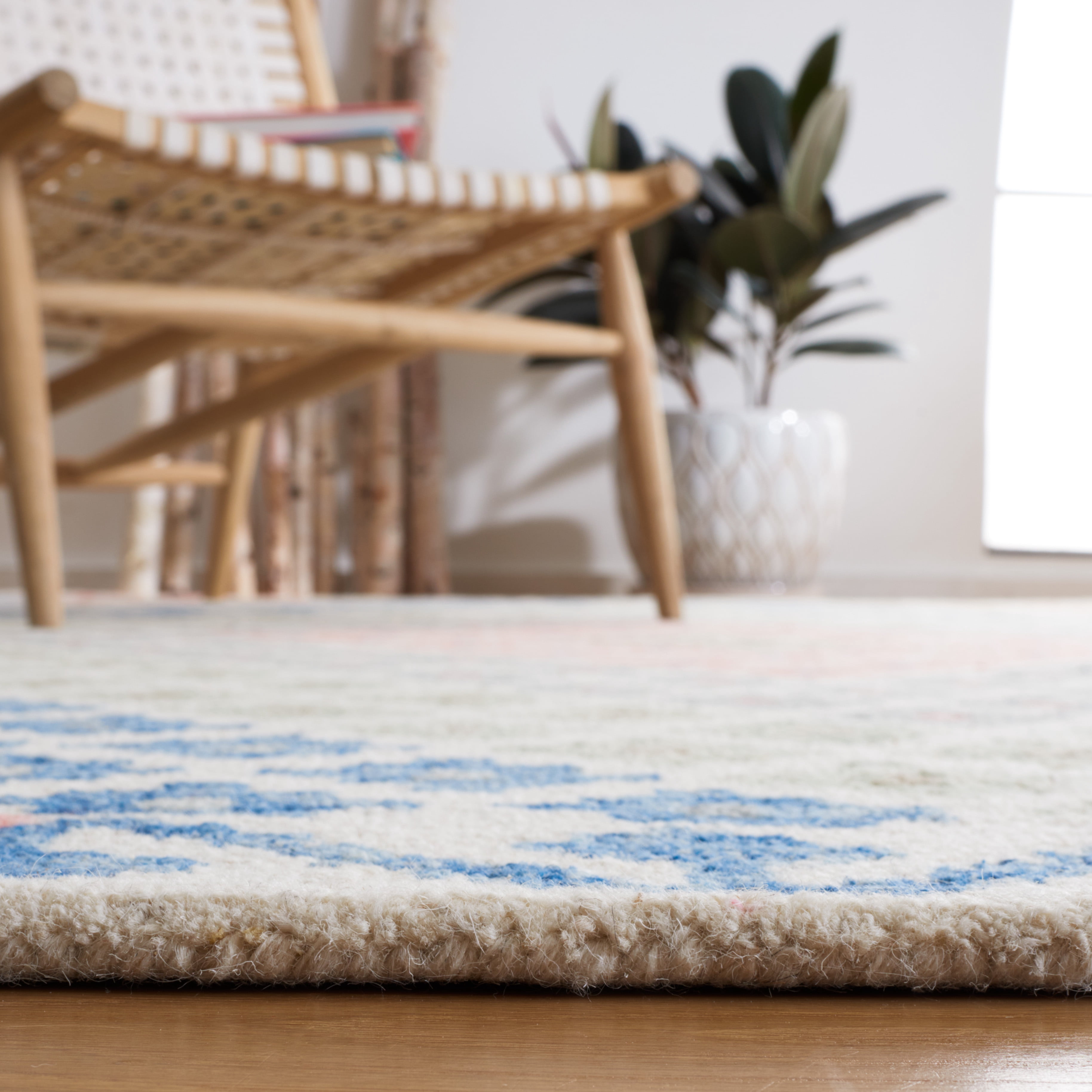 SAFAVIEH Metro Joselyn Floral Area Rug, Ivory/Blue, 3' x 5'