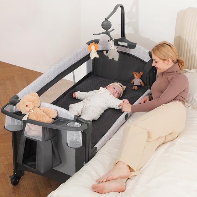 ELEMARA Cuna de bebé 4 en 1 ancha junto a la cama con cambiador de pañales, cuna larga junto a la cama con colchón, sábana, música y funda opaca, cama de viaje con almacenamiento, cama XL con 3 altura