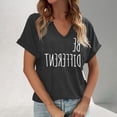 thumbnail image 2 of Camiseta gráfica de manga corta con cuello en V para mujer: top con estampado de letras de moda para looks informales o para combinar con otras prendas., 2 of 4