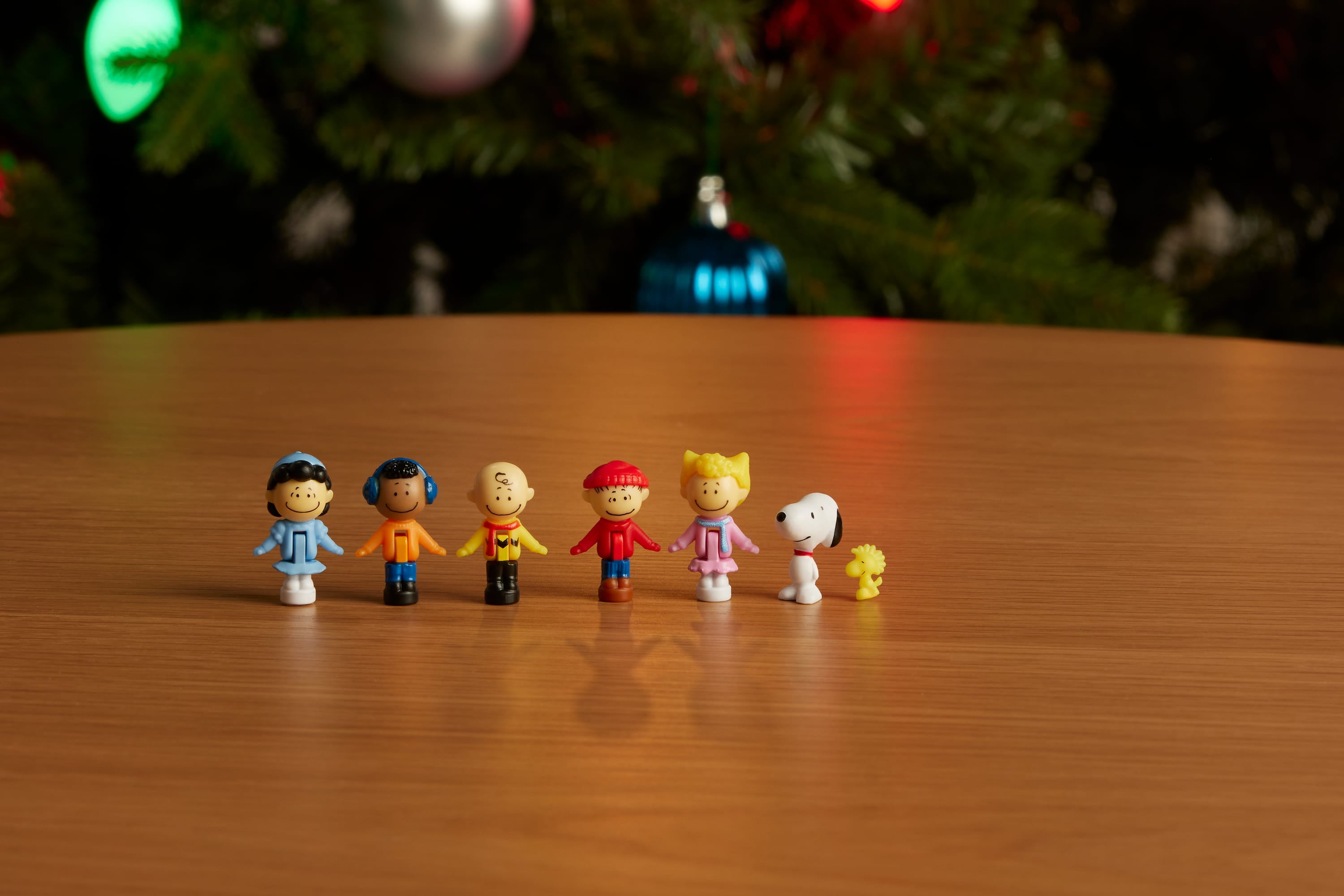 Polly Pocket Micro Dolls and Playset, Collector Peanuts Compact with 7 Accessories