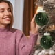 thumbnail image 5 of Paquete de 4 Adornos Navideños con Pompones de Perla | Material Flocado | Bolas Blancas, Verdes y Rojas | Ligeras y Fáciles de Colgar | Decoración Festiva para El Árbol de Navidad para El Hogar, La O, 5 of 6