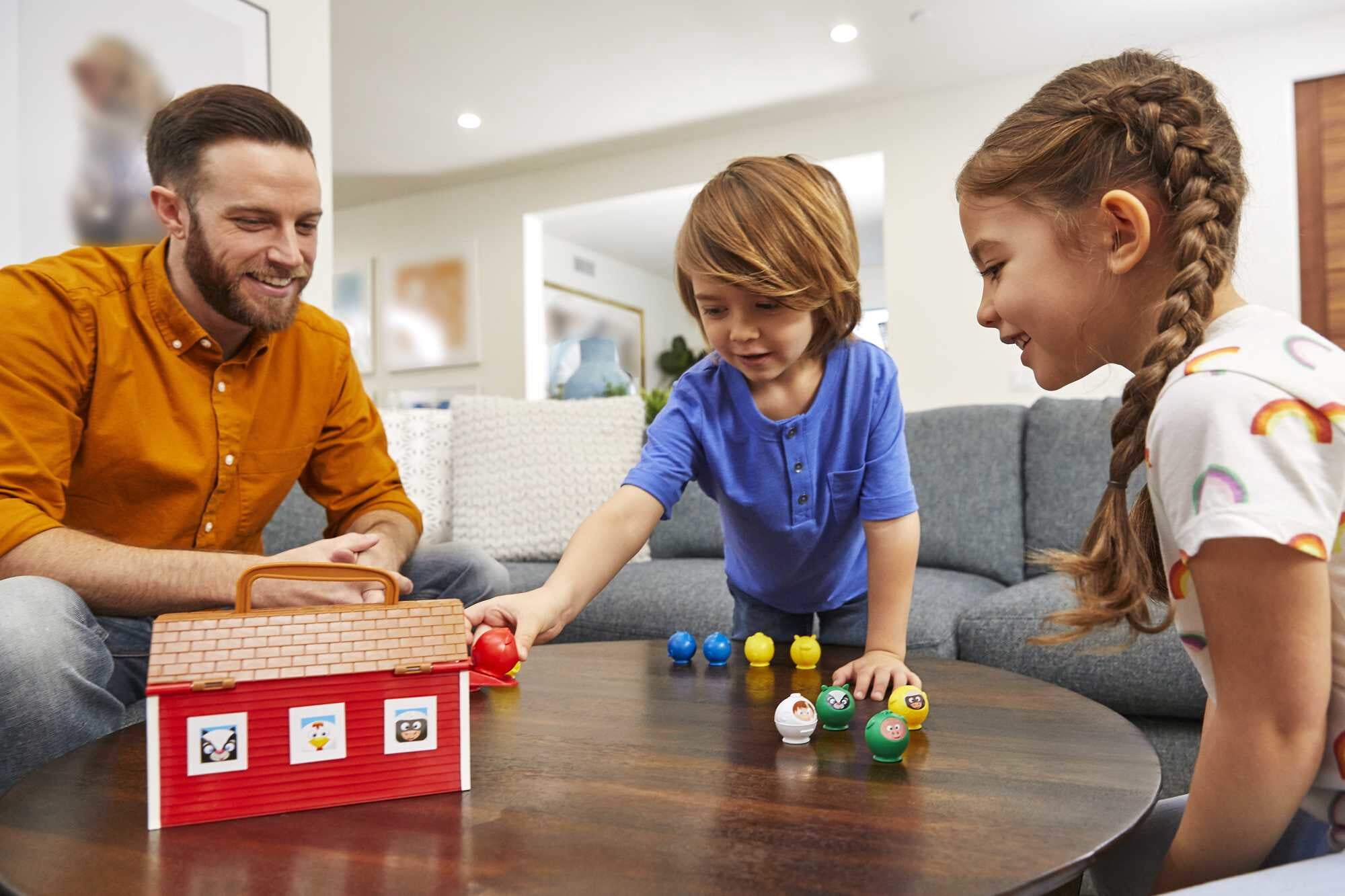 UNO Moo! Matching Kids Game For Game Night with 24 Plastic Animal Figures for 2-4 Players