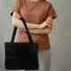 thumbnail image 4 of Bolso de mano con estampado de cuadrícula, bolso de mano acolchado para mujer, bolso de hombro sencillo, bolso de mano suave de diseño simple, bolso acolchado para mujer, 4 of 8