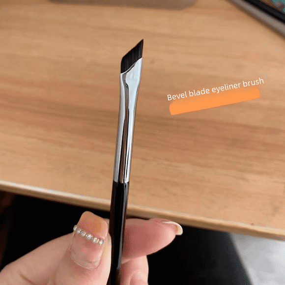 Pincel delineador de ojos mejorado Pincel delineador de ojos de hoja biselada Pincel delineador de ojos de punta plana en forma de hoz Pincel de maquillaje con detalles de gusano de seda para