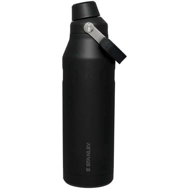 Botella de agua Stanley IceFlow Fast Flow de 1,5 L con aislamiento negro