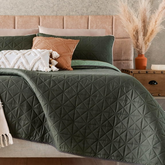 Vianney King Size Comforter - Novo Olive Reversible Lightweight Blanket - 110x93 Inch Soft Cozy Bedding with Triangular Quilt Pattern for All Season Comfort