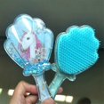 thumbnail image 3 of Cepillo desenredante con diseño de unicornio azul brillante para cabello húmedo o seco, elimina suavemente los nudos., 3 of 5